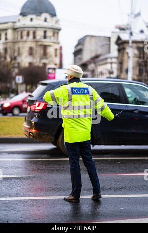 Nicht erkennbarer lokaler Polizeiagent. Rumänischer Polizist, Verkehrspolizist (Politia Ruiera), der den Verkehr in Bukarest, Rumänien, 2020 leitet Stockfoto