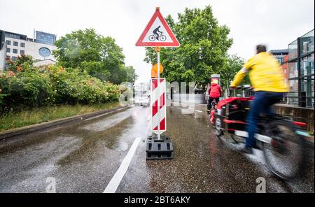 Stuttgart, Deutschland. Mai 2020. Radfahrer fahren auf einem von Greenpeace-Aktivisten erstellten Pop-up-Radweg. Eine Spur wurde für Autos gesperrt und für Radfahrer geöffnet. Quelle: Christoph Schmidt/dpa/Alamy Live News Stockfoto