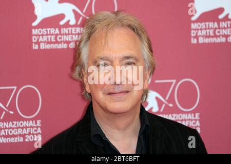 VENEDIG, ITALIEN - 04. SEPTEMBER: Alan Rickman nimmt an der 'Une Promesse' Photocall Teil, während des 70. Filmfestivals in Venedig am 4. September 2013 Stockfoto