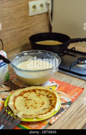 Pfannkuchen. Dünne Pfannkuchen zum Frühstück. Russische Schande. Maslenitsa. Stockfoto