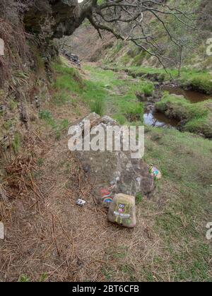 NHS rainbow kreiste auf einen Felsen neben Butterley Clough bei Marsden. Stockfoto