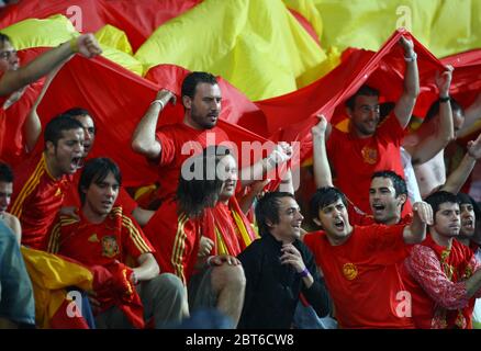 ÖSTERREICH, JUNI 26: Spanien Fans feiern das Erreichen des Euro-Finales während des UEFA EURO 2008 Halbfinale Fußballspiel zwischen Russland und Spanien bei der E Stockfoto