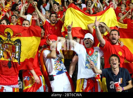 ÖSTERREICH, JUNI 26: Spanien Fans feiern das Erreichen des Euro-Finales während des UEFA EURO 2008 Halbfinale Fußballspiel zwischen Russland und Spanien bei der E Stockfoto