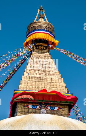 Kathmandu, Bodhnath. Bunte Szenen in und um den berühmten buddhistischen Tempel des Bodhnath Stupa, der als der höchste aller Stupas in Nepal bekannt ist Stockfoto