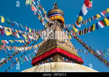 Kathmandu, Bodhnath. Bunte Szenen in und um den berühmten buddhistischen Tempel des Bodhnath Stupa, der als der höchste aller Stupas in Nepal bekannt ist Stockfoto