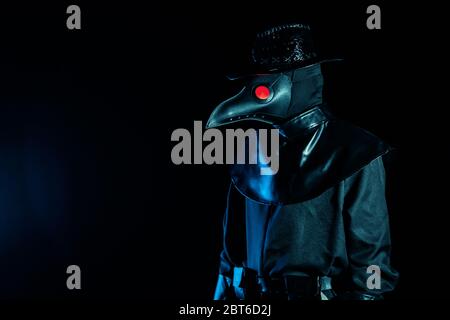 Porträt von Pest Arzt mit krähenartigen Maske isoliert auf schwarzem Hintergrund. Gruselige Maske, halloween, historisches schreckliches Kostümkonzept. Epidemie Stockfoto