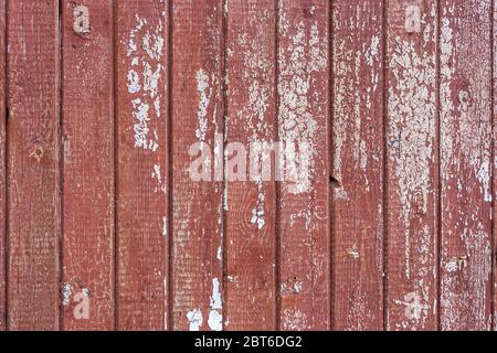 Abblätternde weiße Farbe über braune Farbe auf vertikalen Brettern flach Holzbrett Hintergrund und Textur Stockfoto