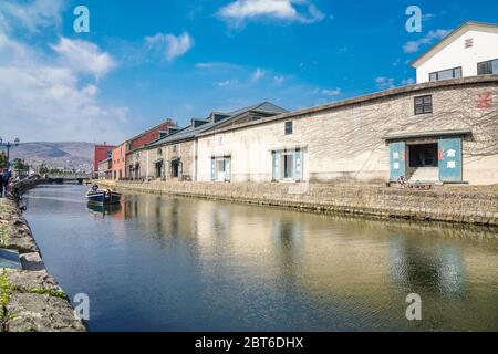 Touristen, die eine Bootsfahrt entlang des berühmten Otaru Canal oder Otaru Unga, in Hokkaido, Japan Stockfoto