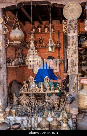 Kathmandu-Bhaktapur. Touristische Souvenirläden in der mittelalterlichen Stadt Bhaktapur Stockfoto