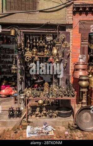 Kathmandu-Bhaktapur. Touristische Souvenirläden in der mittelalterlichen Stadt Bhaktapur Stockfoto