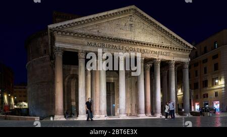 Rom bei Nacht in Coronavirus Zeiten: Pantheon Römischer Tempel in fast verlassenen Hauptstadt. Soziale Distanzierungsgesetze Begrenzen Die Bewegung Noch Immer. 22 Mai 2020 Stockfoto