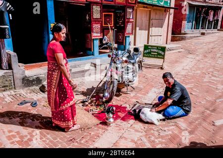 Kathmandu, Bhaktapur, allgemeine Straßenszene während des Hindu-Festivals von Bada Dasain, wenn viele Ziegen als göttliche Opfer für Familie und Eigentum für das Jahr vor uns schlachten Stockfoto