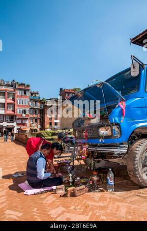 Kathmandu, Bhaktapur, allgemeine Straßenszene während des Hindu-Festivals von Bada Dasain, wenn viele Ziegen als göttliche Opfer für Familie und Eigentum für das Jahr vor uns schlachten Stockfoto