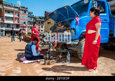 Kathmandu, Bhaktapur, allgemeine Straßenszene während des Hindu-Festivals von Bada Dasain, wenn viele Ziegen als göttliche Opfer für Familie und Eigentum für das Jahr vor uns schlachten Stockfoto