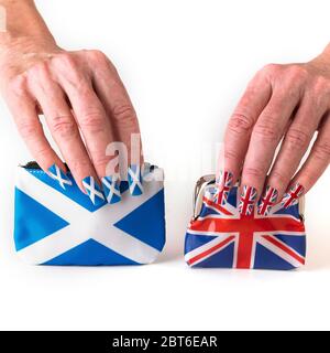 Hände mit Saltire und Union Flagge falsche Nägel Stockfoto