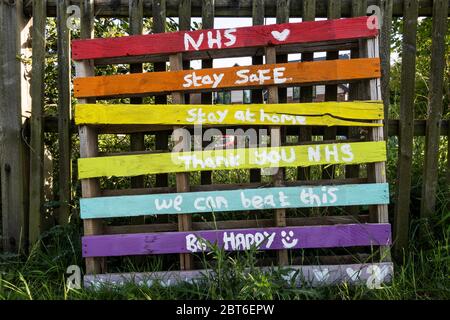 Stoke Mandeville UK Road Side NHS helle bunte Hommage an den National Health Service während der Coronavirus Pandemic Sperrung. Hergestellt aus einer Holzpalette mit NHS, Stay Safe, Stay at Home, Thank You NHS, We Can Beat This und Be Safe. Kredit: Stephen Bell/Alamy Stockfoto