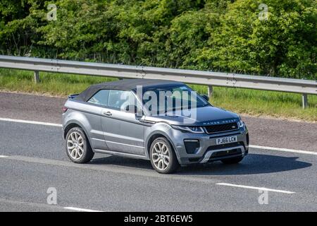 2016 grau Land Rover R Rover Evoque HSE DYN TD; Fahrzeuge für den Verkehr, Fahrzeuge für den Straßenverkehr auf britischen Straßen, Motoren, Autofahren auf der Autobahn M61 Stockfoto