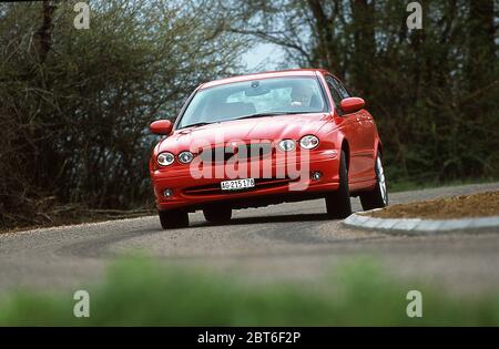 2001 Jaguar X Typ 2.5. Fahren in Frankreich. Stockfoto