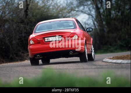 2001 Jaguar X Typ 2.5. Fahren in Frankreich. Stockfoto