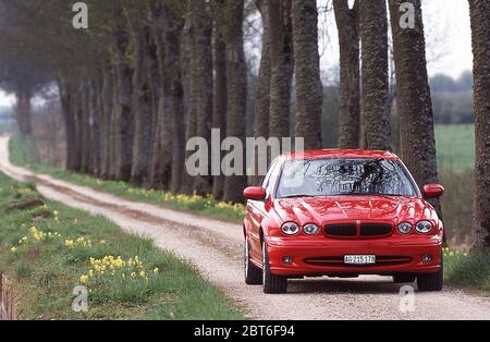 2001 Jaguar X Typ 2.5. Fahren in Frankreich. Stockfoto