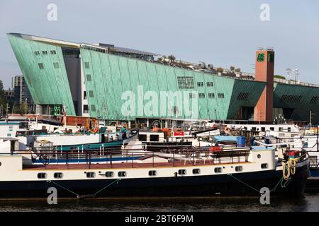 Amsterdam, Niederlande - 05-20-2020: Nemo Science Museum in dem Gebäude wurde von dem Architekten Renzo Piano entworfen Stockfoto