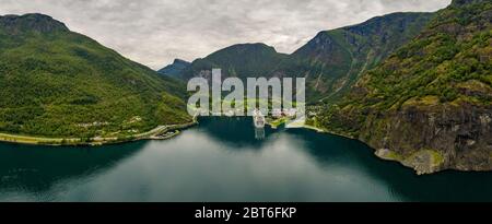 Stadt Aurlandsfjord Flam in der Morgendämmerung. Schöne Natur Norwegen natürliche Landschaft. Stockfoto