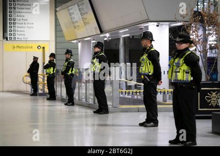 Manchester, Großbritannien. Mai 2020. Polizeibeamte stehen BombÕs Bahnhof Manchester Victoria in der Schlange, während der 3. Jahrestag der Manchester Arena mit einem minuteÕs Schweigen, Manchester, Großbritannien, markiert ist. Kredit: Jon Super/Alamy Live News. Stockfoto