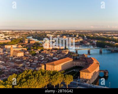 Luftaufnahme des Stadtzentrums von Toulouse, des Saint Joseph Dome und des Flusses Garonne, Frankreich Stockfoto