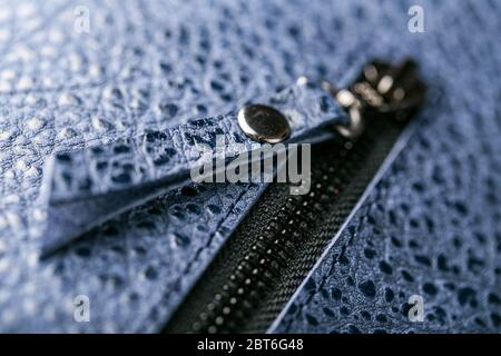 Reißverschluss-Slider für eine blaue strukturierte Ledertasche. Handgefertigt. Nahaufnahme Stockfoto