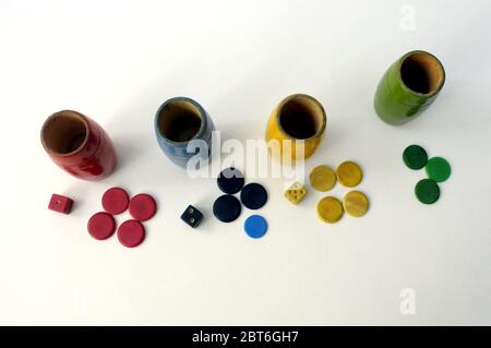 Becher, Würfel und Holzchips aus einem Vintage-Parchis-Spiel Stockfoto