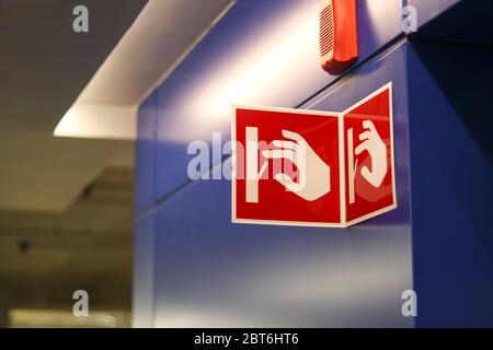 Schild mit dem Punkt, an dem eine Abziehstation installiert wird, um Brände zu melden. Stockfoto