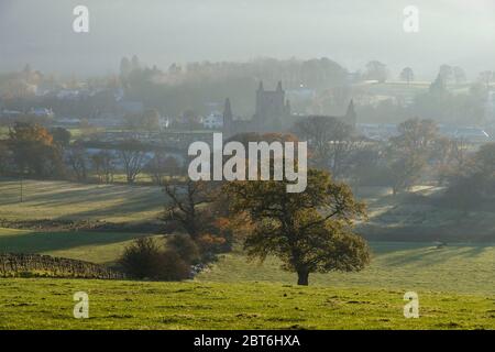 Sweetheart Abbey in den frühen Morgen herbstlichen Nebel Stockfoto