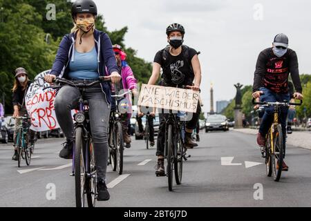 Berlin, Deutschland. Mai 2020. Teilnehmer einer Demonstration mit Mundschützern, die im Juni 17 während einer Protestprozession Fahrrad fahren. Auch an diesem Samstag bereitet sich die Polizei auf zahlreiche Proteste gegen die Corona-Beschränkungen und Gegendemonstrationen in Berlin vor. Kredit: Carsten Koall/dpa/Alamy Live News Stockfoto