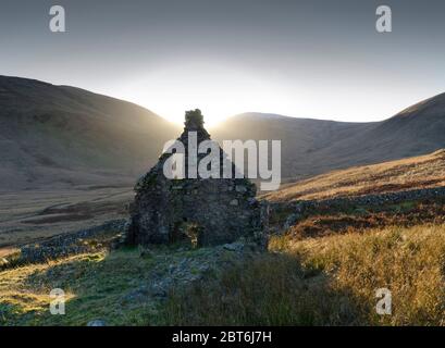 Ruinoud Relikt Giebel Ende der ehemaligen Blei Mine mit der Black Gairy, Carsphairn, Galloway Stockfoto