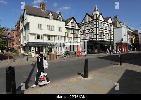 Cambridge, Mass. Mai 2020. Das Foto vom 22. Mai 2020 zeigt eine Person mit einem Gesichtszeichen, die durch das Stadtzentrum von Cambridge, Großbritannien, geht. Weitere 351 COVID-19 Patienten sind in Großbritannien am Donnerstagnachmittag gestorben, was die Gesamtzahl der Todesfälle durch das Coronavirus im Land auf 36,393 Personen bringt, sagte das Ministerium für Gesundheit und Soziales am Freitag. Kredit: Tim Ireland/Xinhua/Alamy Live News Stockfoto