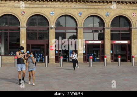 Cambridge, Mass. Mai 2020. Foto aufgenommen am 22. Mai 2020 zeigt Menschen, die außerhalb des Cambridge Railway Station in Cambridge, Großbritannien, spazieren. Weitere 351 COVID-19 Patienten sind in Großbritannien am Donnerstagnachmittag gestorben, was die Gesamtzahl der Todesfälle durch das Coronavirus im Land auf 36,393 Personen bringt, sagte das Ministerium für Gesundheit und Soziales am Freitag. Kredit: Tim Ireland/Xinhua/Alamy Live News Stockfoto