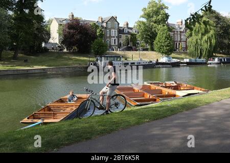 Cambridge, Mass. Mai 2020. Das Foto vom 22. Mai 2020 zeigt einen Mann, der in einem stillgenommenen Punt auf River Cam in Cambridge, Großbritannien sitzt. Weitere 351 COVID-19 Patienten sind in Großbritannien am Donnerstagnachmittag gestorben, was die Gesamtzahl der Todesfälle durch das Coronavirus im Land auf 36,393 Personen bringt, sagte das Ministerium für Gesundheit und Soziales am Freitag. Kredit: Tim Ireland/Xinhua/Alamy Live News Stockfoto