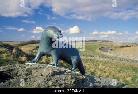 Der Gavin Maxwell Memorial Bronzeotter in Monreith Bay, Machars of Wigtownshire Stockfoto