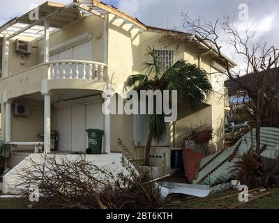 Trümmer nach einem Sturm der Kategorie 5: Während die Fensterläden blieben, nahm Hurrikan Irma den Großteil des Daches dieses Hauses in Sint Maarten ab und verursachte große Schäden Stockfoto