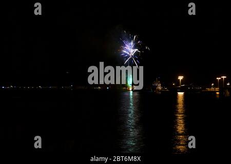 Feuerwerk über dem Meer des Argolischen Golf, Nafplio. Stockfoto