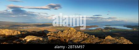 Panoramablick vom Scheltgipfel zur Auchencairn Bucht und Solway Firth Stockfoto