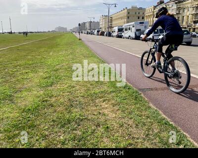 Frau Radfahren mit Geschwindigkeit auf einem Radweg Stockfoto
