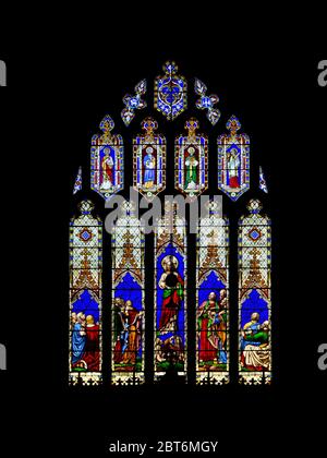 WELLS, SOMERSET, ENGLAND - MÄRZ 16 2020: Buntglasfenster in der Pfarrkirche St., Saint Cuthbert. Religiöse Kunst Stockfoto