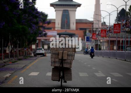 Kathmandu, Nepal. Mai 2020. Ein Mann transportiert Eierkisten auf einem Fahrrad entlang der leeren Straßen am 61. Tag der Regierung verhängte Sperrung inmitten der Covid-19-Pandemie in Kathmandu, Nepal am Samstag, 23. Mai 2020. Kredit: Skanda Gautam/ZUMA Wire/Alamy Live News Stockfoto