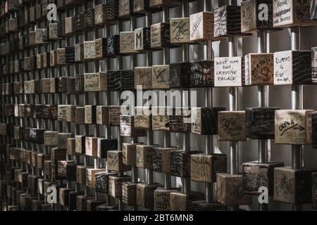 London, England Mai 2020 : Pixel Wall öffentliche Kunst im Queen Elizabeth Olympic Park , Stratford E20 Stockfoto