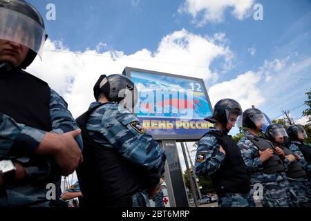 Moskau, Russland. 12. Juni 2013 EIN Festplakat mit der Aufschrift "Russia Day on June 12" auf dem Bolotnaya Platz mit einem Polizeikordon während einer Oppositionsskundgebung in Moskau, Russland Stockfoto