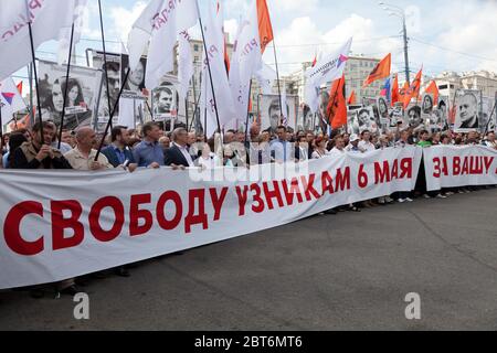 Moskau, Russland. 12. Juni 2013 Oppositionsführer Alexey Navalny, seine Frau Yulia Navalny und Oppositionsführer Ilya Jaschin nehmen am "Marsch gegen die Henker" auf dem Bolotnaja-Platz in Moskau, Russland, Teil. Auf dem Transparent steht: "Freiheit für Gefangene vom 6. Mai" Stockfoto