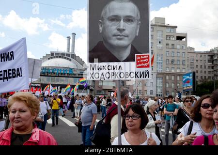Moskau, Russland. 12. Juni 2013 EINE Frau hält ein Porträt von Michail Chodorkowski während der "Marsch gegen die Henker" vor dem Udarnik-Kino im Zentrum von Moskau, Russland Stockfoto