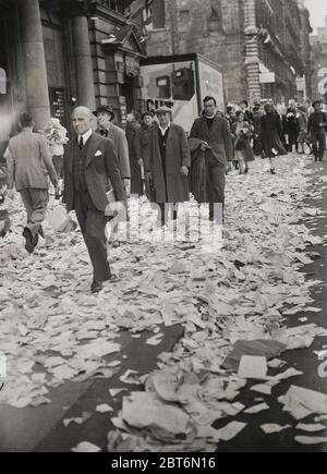 Vintage World war II Photograph - Papier über die Bürgersteige von Zentral-London nach dem VJ Day Feiern, japanische Kapitulation. Stockfoto