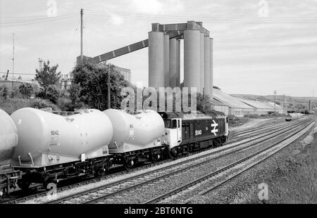 Diesellokomotive der Baureihe 50 Nr. 50043 'Eagle' mit einem Zementzug in Burngullow Junction, Cornwall, England, Großbritannien. Juni 1986. Stockfoto